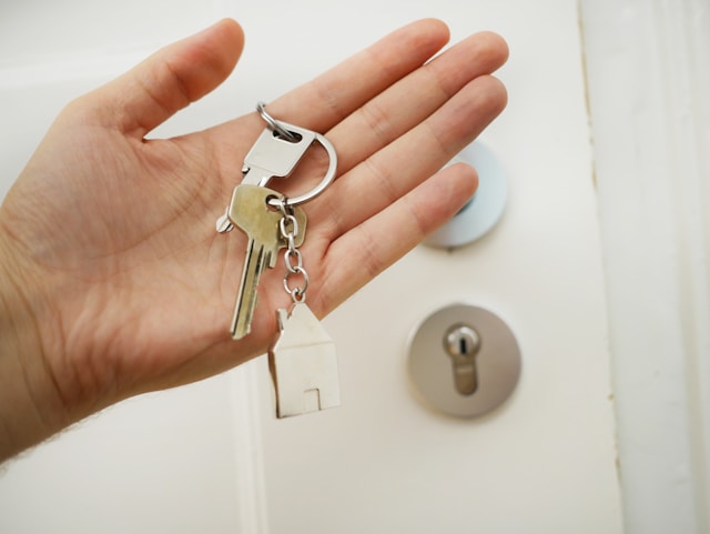 person holding a set of house keys